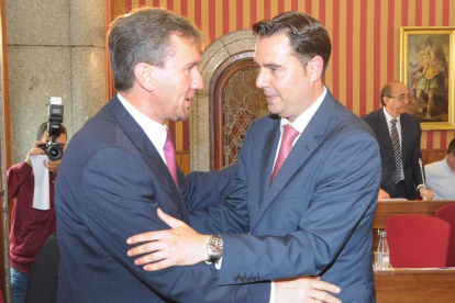 Javier Lacalle y Daniel de la Rosa se abrazaron tras el Pleno de investidura.-ISRAEL L. MURILLO