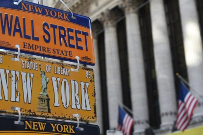 Unos carteles indicativos delante del New York Stock Exchange.-TIMOTHY A CLARY