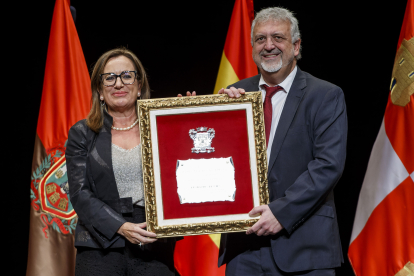 Instante de la entrega de títulos honoríficos del Ayuntamiento de Burgos. SANTI OTERO