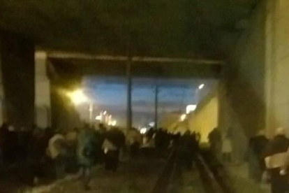 Una cámara de seguridad graba el momento en que se produce la explosión junto a un paso a nivel del metro de Estambul. Atentado en el metro de Estambul Pasajeros del metro de Estambul caminando por las vías.-
