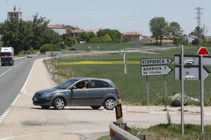 Cruce de la N-1 con la BU-701 en dirección a Atapuerca y Barrios de Colina.-RAÚL G. OCHOA