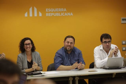 Marta Rovira, Oriol Junqueras y Sergi Sabrià, en la sede de ERC, este lunes.-ALBERT BERTRAN