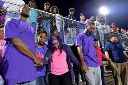Tyson Gay, en el centro, durante el homenaje a la memoria de su hija.-REUTERS / BRYAN WOOLSTON