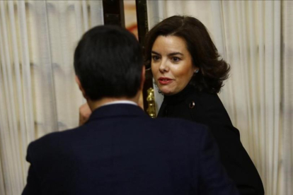 La vicepresidenta del Gobierno, Soraya Sáenz de Santamaría, este miércoles en el Congreso.-AGUSTÍN CATALÁN