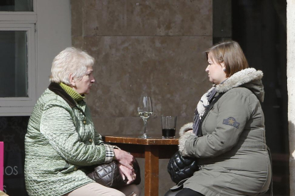 Dos mujeres conversan en un velador en la zona del casco histórico de la capital.