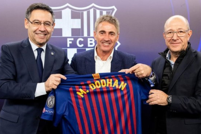 <em>Mick Doohan presenció, en directo, en el Camp Nou el último Barça-Tottenham, de Champions, y fue obsequiado por el presidente Josep María Bartomeu y el exvicepresidente Manel Arroyo con una camiseta.