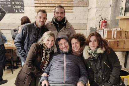 Dabiz con un grupo de amigos en una de sus visitas a Burgos.-ECB