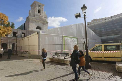 Imagen de la carpa junto al monasterio de San Juan para la reparación de la cubierta.-RAÚL G. OCHOA
