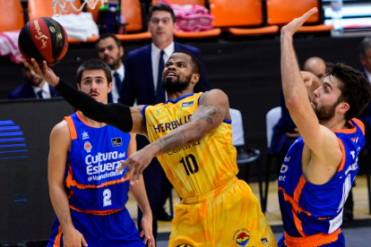 Cook fuerza la acción ofensiva ante Marinkovic y Tobey, del Valencia. ACB PHOTO