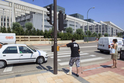 La zona de baldosas que se arregló se sitúa en la avenida Islas Baleares.-SANTI OTERO