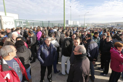 Los trabajadores de la empresa cárnica se concentraron ayer en Carnes Selectas (Villalonquéjar) para conocer el resultado de la negociación.-RAÚL G. OCHOA
