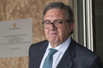 Carlos García Revenga, a su salida del juicio por el 'caso Nóos' el 20 de abril del 2016.-EFE / CATI CLADERA