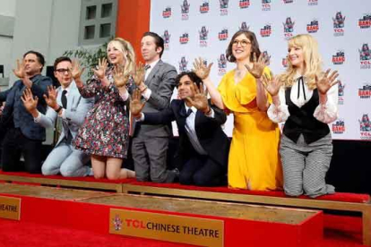 Los actores de The Big Bang Theory inmortalizan sus huellas en Hollywood.-ADAM S. DAVIS