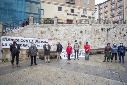Imagen de una movilización contra el proyecto de puertas encargado a Antonio López. SANTI OTERO