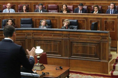 Intervención de Sánchez con Casado al fondo, ayer.-