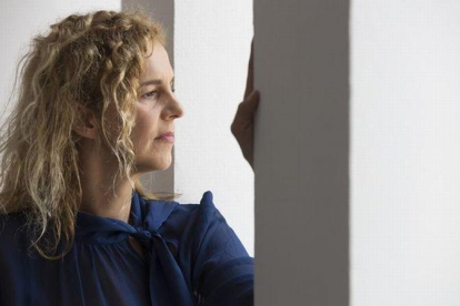 La escritora francesa Delphine de Vigan, en el Instituto Francés de Barcelona.-ALBERT BERTRAN