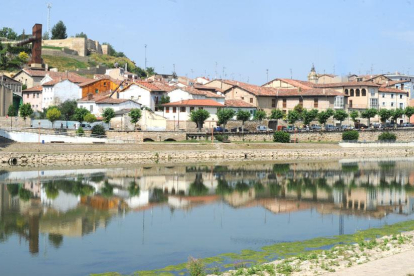 El río Ebro vertebra toda la ciudad dejando un paisaje bañado por su aguas.-ECB