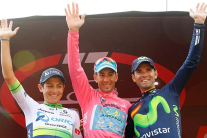 Alejandro Valverde, a la derecha, junto a Vincenzo Nibali, de rosa, y Esteban Chaves, en el podio final del Giro 2016, en Turín.-AFP / LUK BENIES
