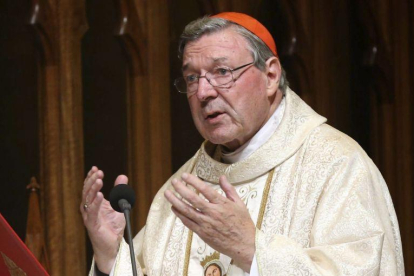 Fotografía de archivo del cardenal australiano George Pell, actual prefecto de la Secretaría de Economía de la Santa Sede, durante una misa de Acción de Gracias celebrada en Sídney (Australia), el 27 de marzo de 2014. El cadenal está "ansioso" por declara-EFE