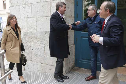 Los dos concejales electos de Vox se reunieron ayer con Javier Lacalle y Carolina Blasco, número 3 de la lista del PP, en el Teatro Principal.-RAÚL OCHOA