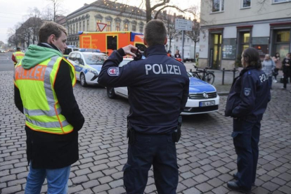 La policía cierra las calles alrededor de un mercadillo navideño en Potsdam.-AP / JULIAN STAEHLE