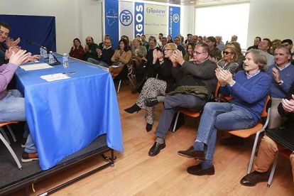 Los miembros de los dos comités y los directivos provinciales se aplauden al comienzo de la reunión de ayer.-RAÚL G. OCHOA