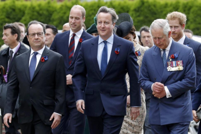 En primer plano François Hollande, David Cameron y el príncipe Carlos.-REUTERS / PHILIPPE WOJAZER