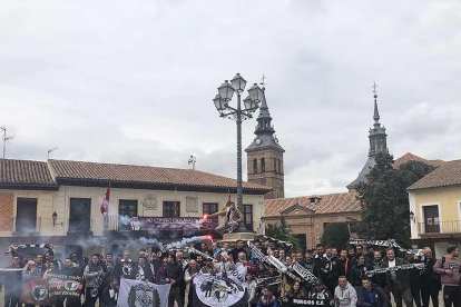 Imagen de parte de la afición blanquinegra desplazada a Navalcarnero.-RUBÉN URBANEJA - BURGOS CF