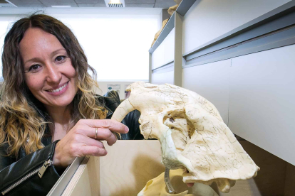 Noemí Sala es la directora del proyecto Death Revol y quien aplica tecnología forense a los huesos de la Sima en Atapuerca. TOMÁS ALONSO