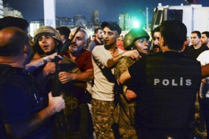 Militares turcos detenidos por civiles son entregados a la policía-AP / Selcuk Samiloglu