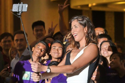 Garbiñe Muguruza se hace un selfi durante el sorteo del cuadro del Masters femenino, en Singapur.-AFP / ROSLAN RAHMAN
