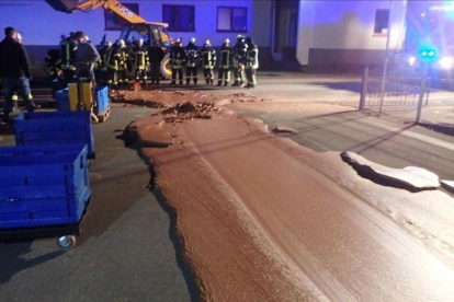 Un río de chocolate en una carretera de Werl, Alemania.-FEUERWEHR WERL (REUTERS)