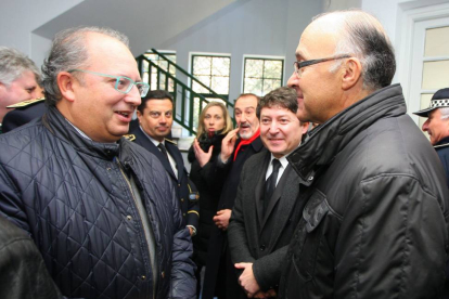 El delegado del Gobierno en Castilla y León, Ramiro Ruíz Medrano (D), junto al alcalde de Ponferrada, Samuel Folgueral (2D), saluda al presidente provincial dePP en León, Eduardo Fernández (I)-Ical