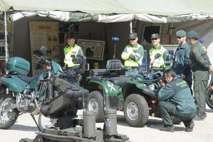 Imagen de parte del material que expone la Guardia Civil en el ‘Diego Porcelos’.-ISRAEL L. MURILLO