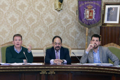 Los dos portavoces del PP y PSOE,  Borja Suárez (izq) y David Jurado (dch) respectivamente, durante el Pleno.-R. O.