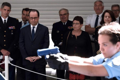 Hollande (segundo por la izquierda) viisita un centro de entrenamiento de la gendarmería en Saint Astier, en el sudoeste de Francia, este miércoles.-AFP / MEHDI FEDOUACH
