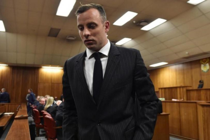 El atleta Oscar Pistorius en la vista que decidirá su condena-PHILL MAGAKOE POOL / REUTERS
