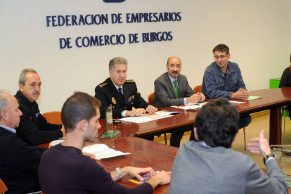 Reunión entre fuerzas de seguridad y comerciantes.-ISRAEL L. MURILLO