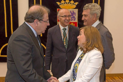 Juan Vicente Herrera y Sáenz de Santamaría se saludan en presencia de Medrano y Posada.-Pablo Requejo