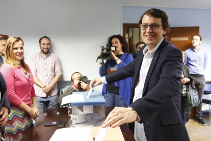 Alfonso Fernández Mañueco acude a las sede del PP salamantiino a votar en las elecciones primarias regionales del partido, en las que es uno de los dos candidatos.-ICAL