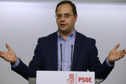 El secretario de organización del PSOE, César Luena, durante una rueda de prensa.-DAVID CASTRO