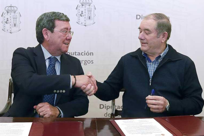 César Rico estrecha la mano del presidente de ARBU, Ángel Gutiérrez, tras la firma del convenio.-RAÚL G. OCHOA