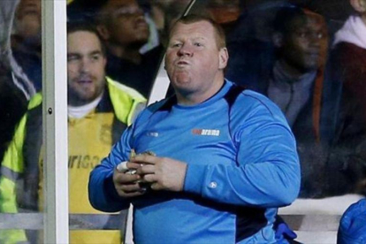 Shaw come una empanadilla en el banquillo durante el Sutton-Arsenal.-REUTERS / ANDREW COULDRIDGE