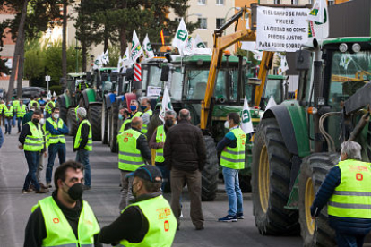 Los tractores volvieron a salir a la calle, ayer, durante la concentración de UCCL en la capital burgalesa. TOMÁS ALONSO