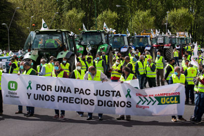 Los tractores volvieron a salir a la calle, ayer, durante la concentración de UCCL en la capital burgalesa. TOMÁS ALONSO