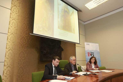 Vicente, Álvarez de Quevedo y González, durante la presentación de las piezas.-RAÚL G. OCHOA