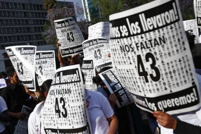 Manifestación para reclamar justicia por la muerte de los 43 estudiantes de Iguala, el pasado jueves en México.-Foto:   REUTERS / EDGARD GARRIDO