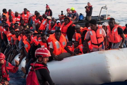 Inmigrantes rescatados en aguas internacionales del Mediterráneo a bordo del Lifeline, en junio del 2018.-MISSION LIFE
