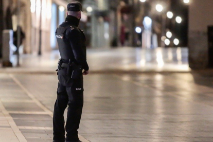 Un policía realiza labores de vigilancia en una calle de Valladolid. J. M. LOSTAU