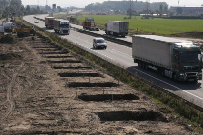 Vista de los trabajos de construcción del muro para dificultar el paso de inmigrantes en tránsito al Reino Unido, en Calais (norte de Francia), este miércoles.-EFE / THIBAULT VANDERMERSCH